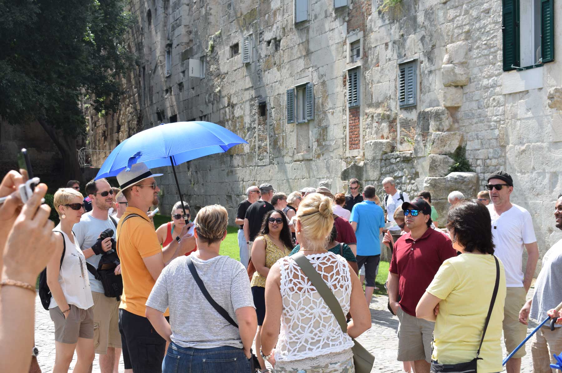 split walking tour mage